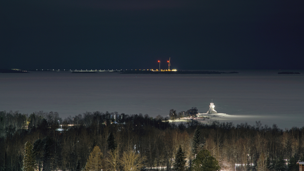 Talvinen Nallikarin ranta pimeällä.